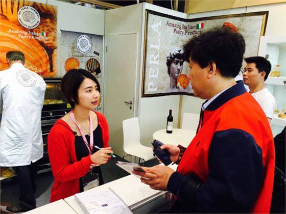 我们的美女在跟客户耐心的介绍