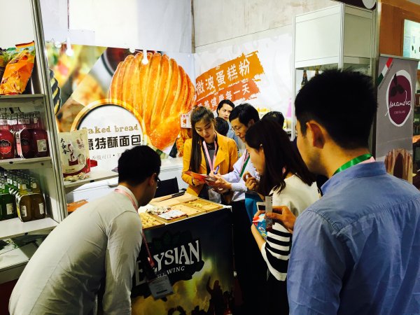 顾客试吃产品后留下了联系方式（上海展会）