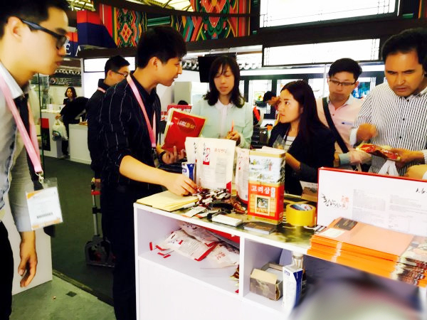 韩国高丽红参糖展位顾客了解产品，并留下了联系方式（上海展会）